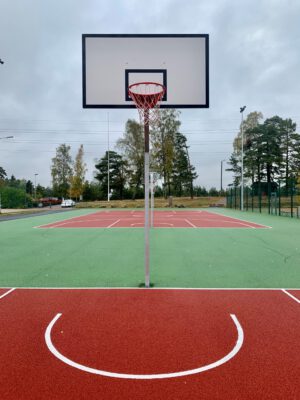 Koripalloteline, maaholkilla, valettava, säädettävä korkeus 3050 mm ja 2600 mm, ke-va